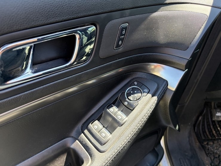 2017-ford-explorer-image-27