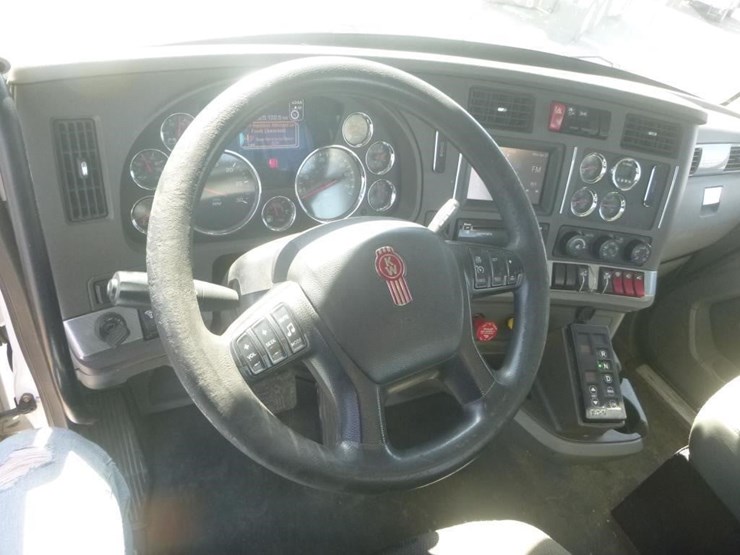 2017-kenworth-t880-image-16