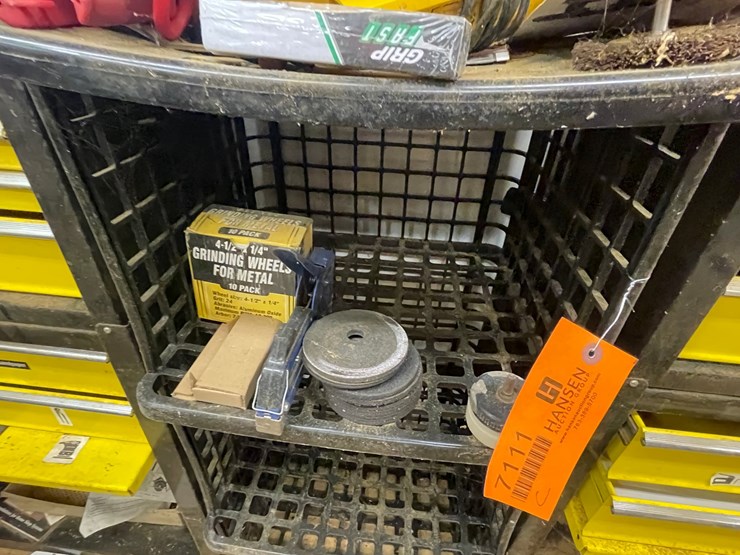 #7111-•-toolbox-and-contents-image-4