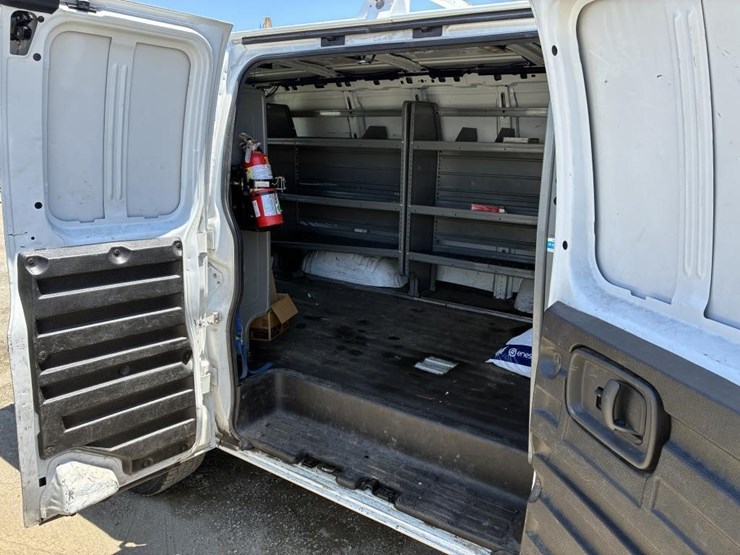 2015-gmc-savana-g2500-image-11