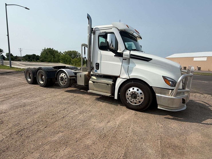 2024-freightliner-semi,-cummins-x15-engine,-420,478-miles,-10-speed,-full-locking-rear-ends,-tri-axl-image-8