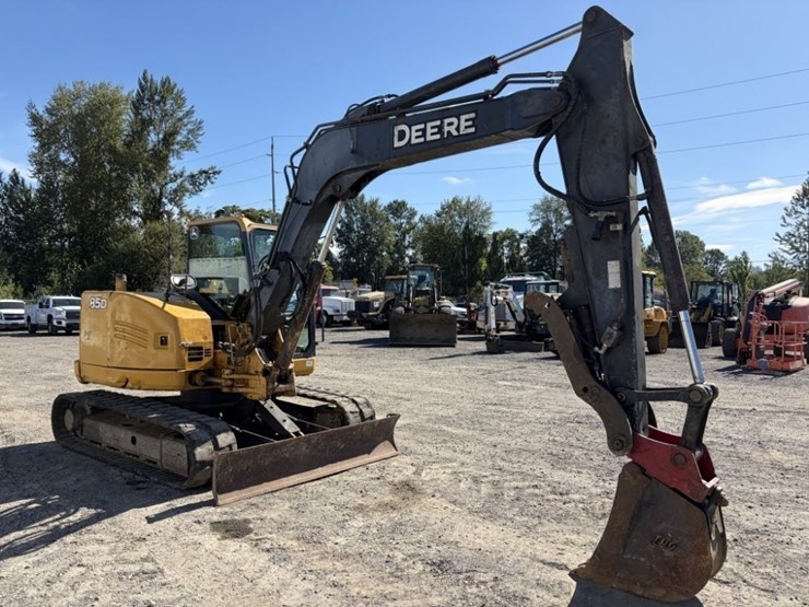 2011-deere-85d-image-2