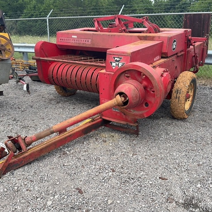 MASSEY-FERGUSON 12