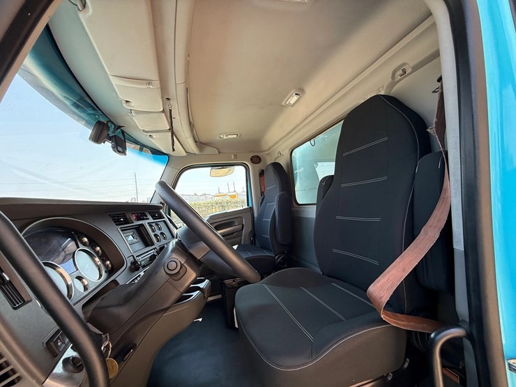 2019-kenworth-t680-image-11