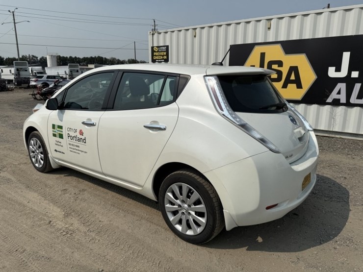 2015-nissan-leaf-electric-sedan-image-6