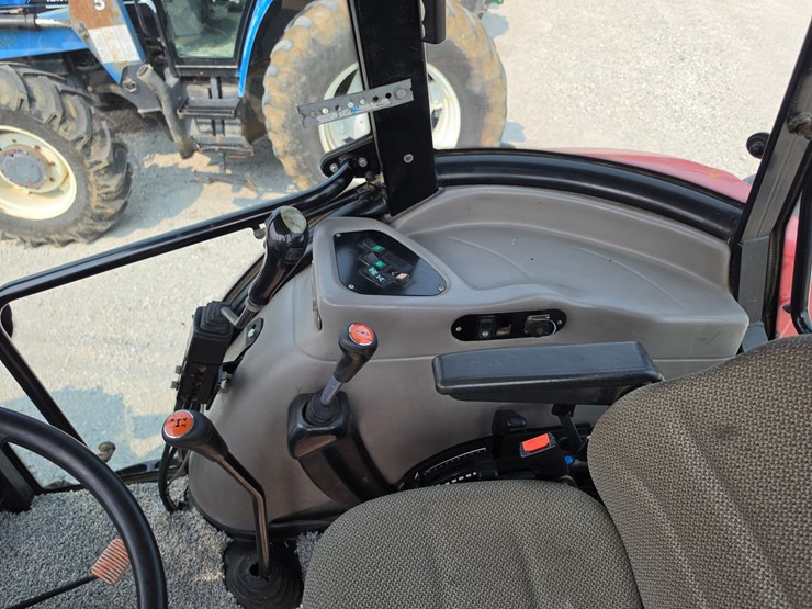 case-ih-farmall-140a-image-12