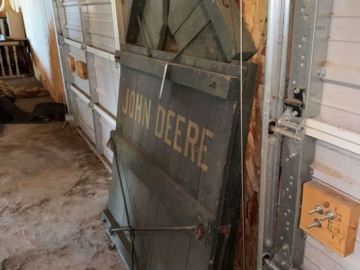 john-deere-buckboard-wagon-endgate-image-4