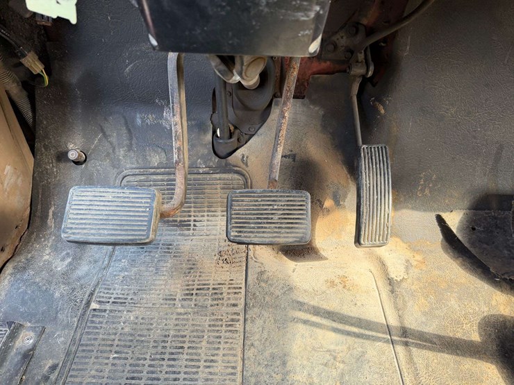 1979-ihc-1700-single-axle-grain-truck,-15’-steel-box-with-622-schwarts-hoist,-steel-floor,-136k-mile-image-20