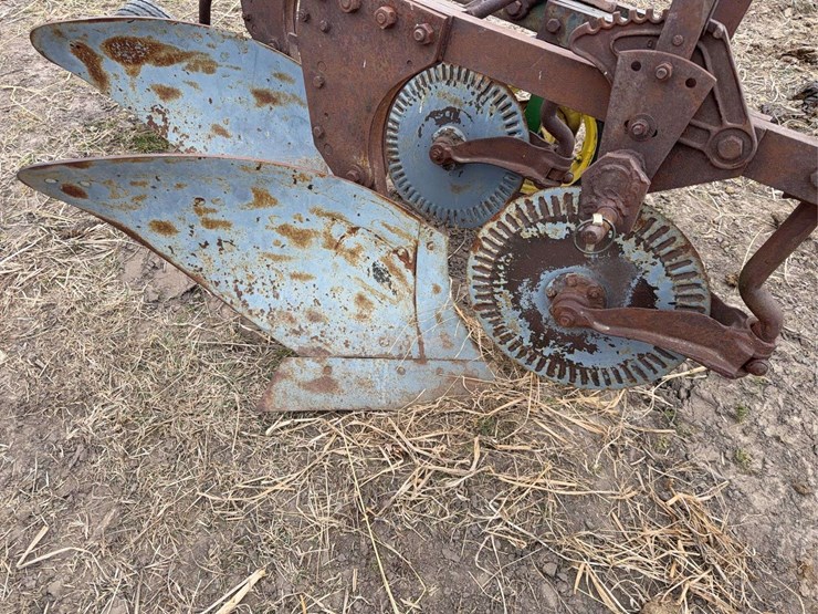 john-deere-three-point-two-bottom-plow-image-10