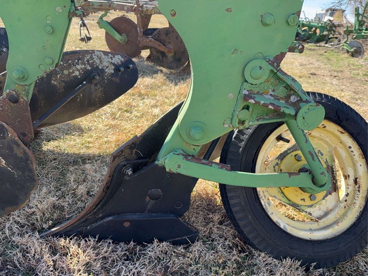 john-deere-three-point-three-bottom-plow-image-18