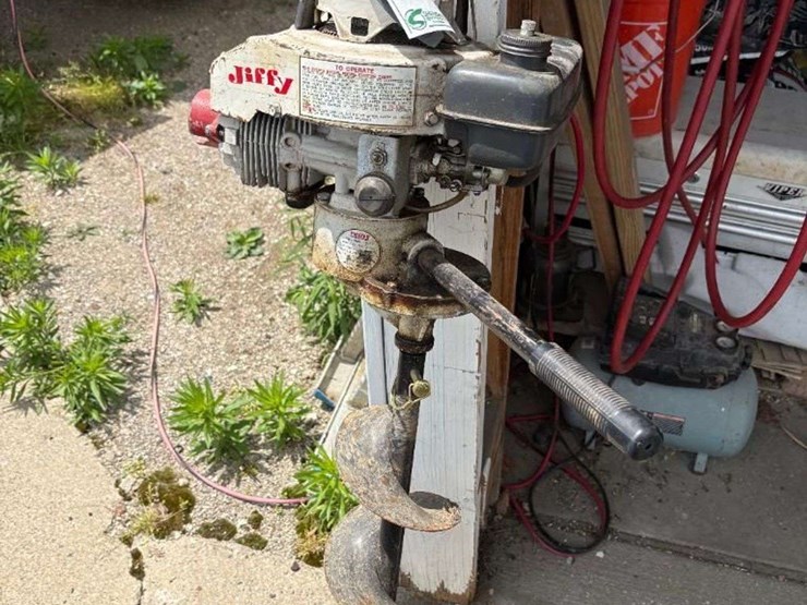 jiffy-hole-digger-with-auger,-tecumseh-engine-image-1