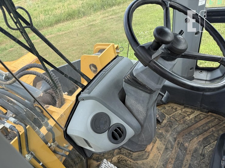 2019-deere-524l-image-46