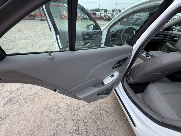 2015-chevrolet-malibu-ls-sedan-image-20