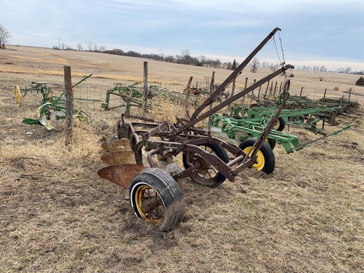 john-deere-pull-type-three-bottom-plow-image-1