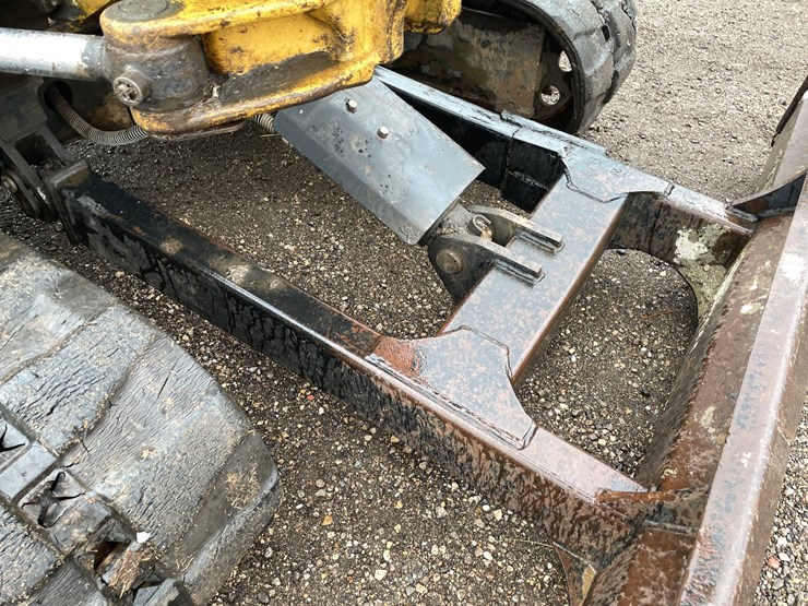 2004-caterpillar-304-image-15