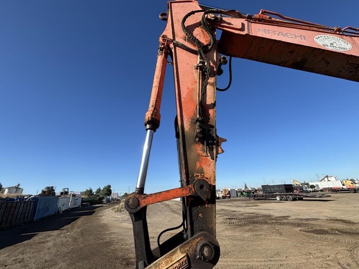 hitachi-zx200-lc-image-16