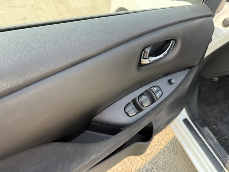 2015-nissan-leaf-electric-sedan-image-25
