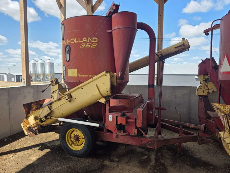 new-holland-352-image-1