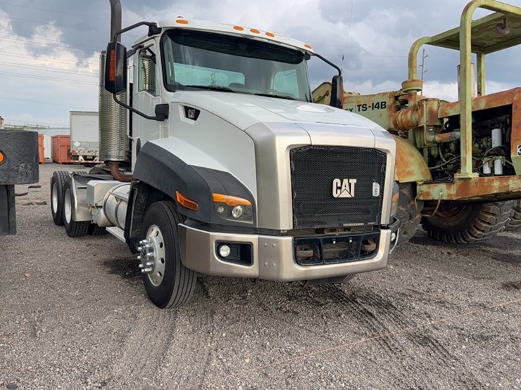 2013-caterpillar-ct660-image-3