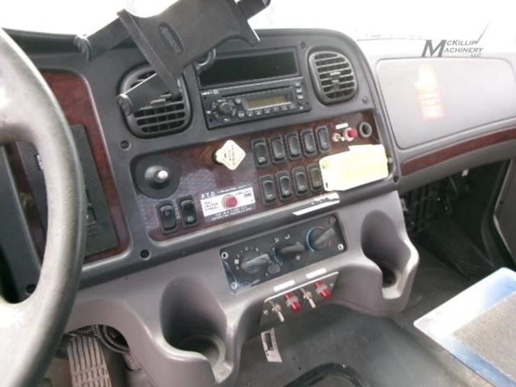 2010-freightliner-business-class-m2-112-image-20