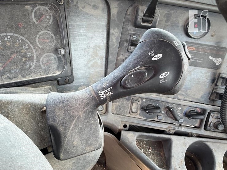 2003-freightliner-columbia-120-image-12