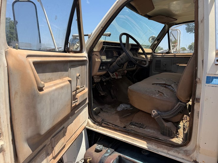 1984-ford-f700-image-6