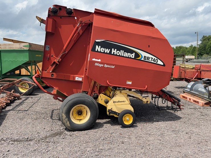 new-holland-br740-image-3