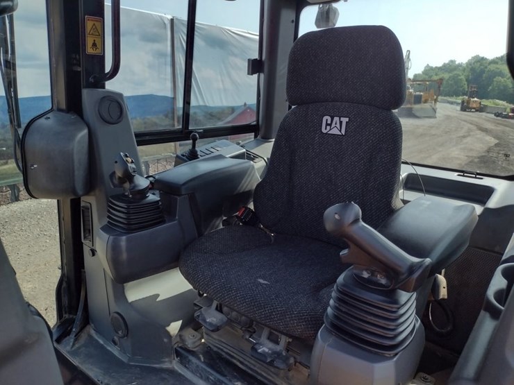 caterpillar-d6k2-xl-image-12