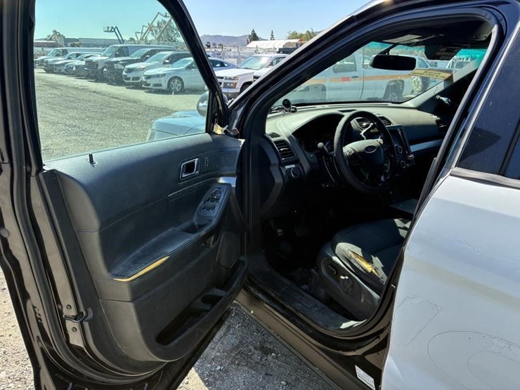 2017-ford-explorer-image-13