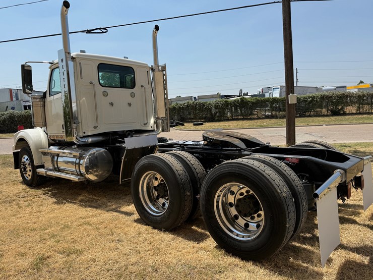 2017-western-star-4900fa-image-8