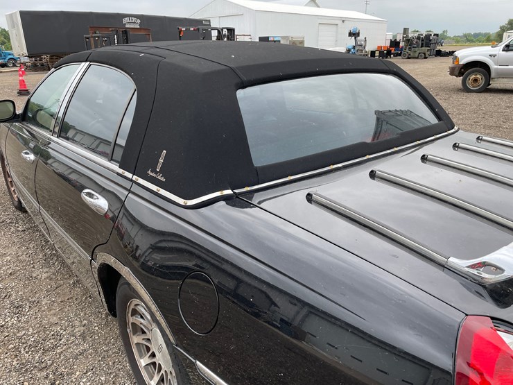#2955-•-2001-lincoln-town-car-signature-collection-sedan-(has-wi-title)-image-16