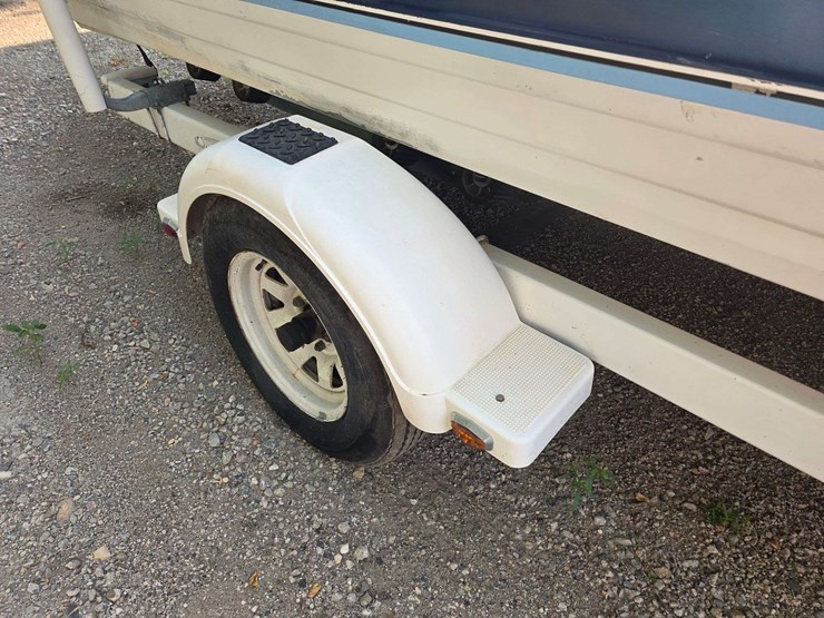 1990-crestliner-phantom-18’-boat-with-120hp-2-stroke-johnson-outboard-motor-and-15hp-johnson-kicker-image-14