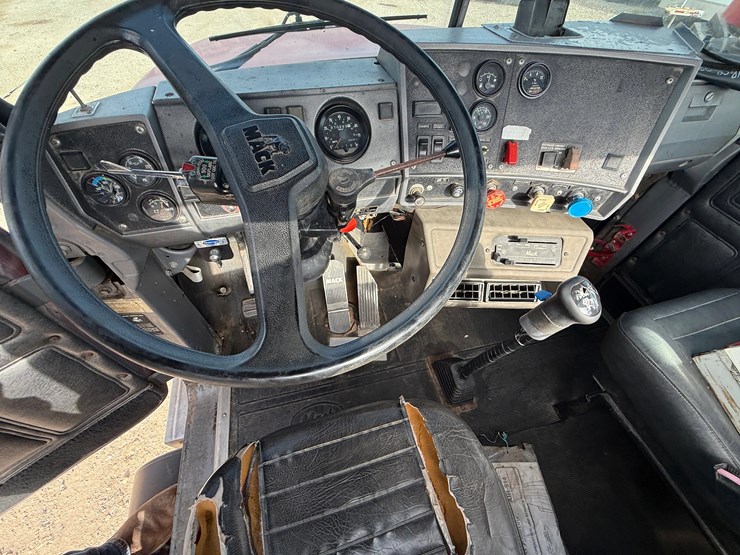 1993-mack-rd690s-image-16