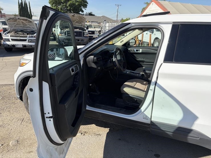 2020-ford-explorer-image-14