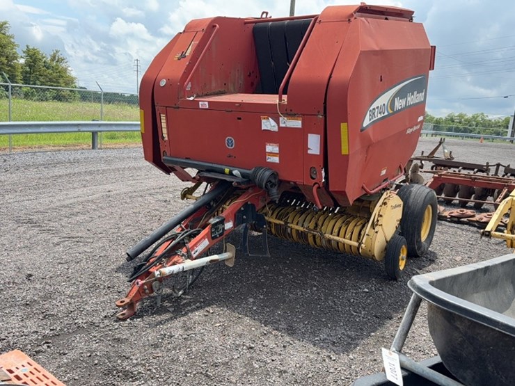 new-holland-br740-image-1