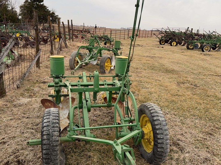 john-deere-pull-type-two-row-planter-image-9
