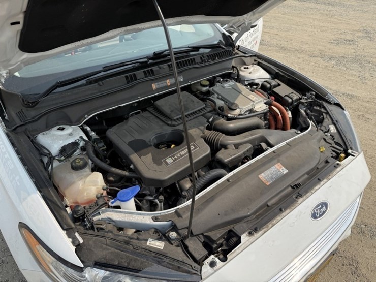 2015-ford-fusion-hybrid-sedan-image-13