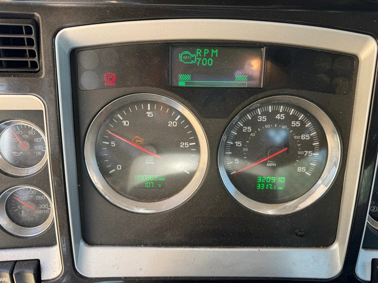 2013-kenworth-t800-image-16