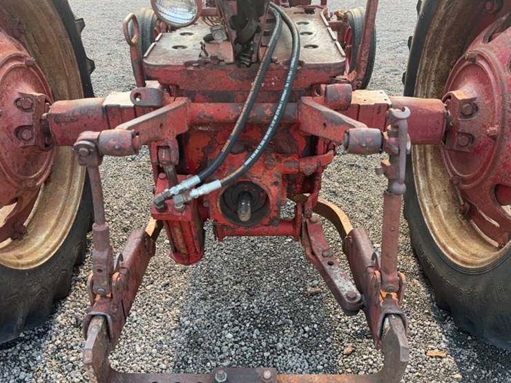 #3047-•-mccormick-farmall-560-tractor-image-11