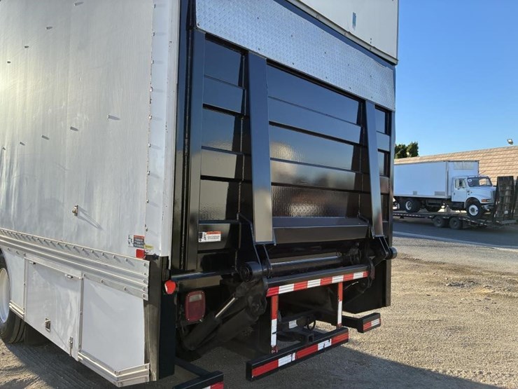 2016-ford-f650-xlt-image-5