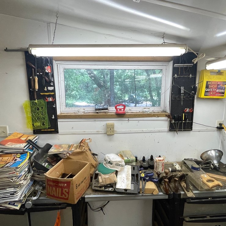 #7108 • Contents of Countertop