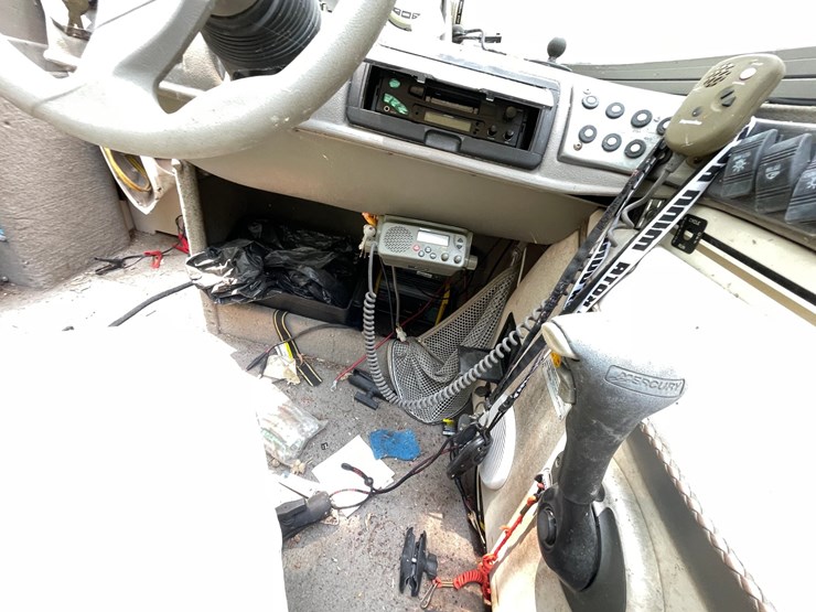 #7002-•-2004-crestliner-2050-sportfish-boat-&-trailer-(mn-title-in-delay)-image-44