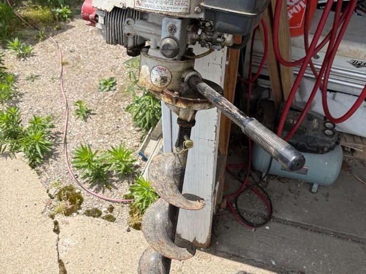 jiffy-hole-digger-with-auger,-tecumseh-engine-image-2