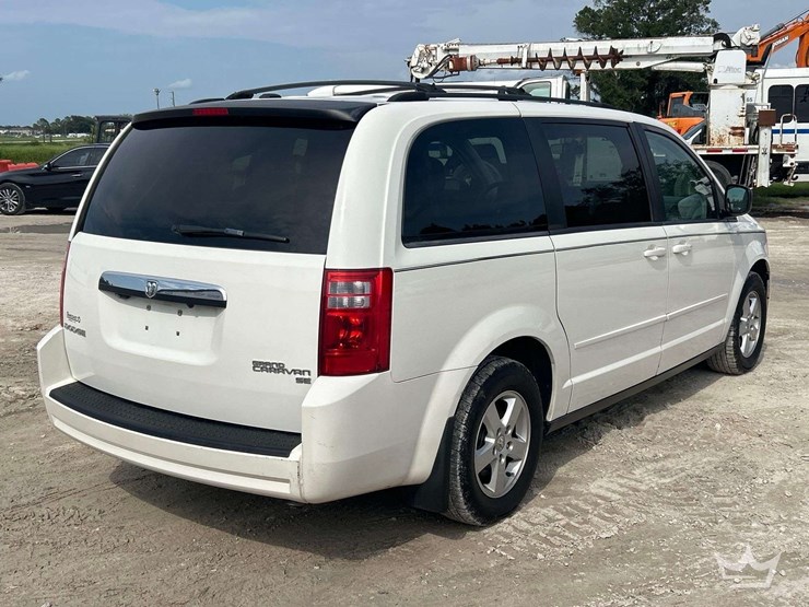 2010-dodge-grand-caravan-image-3