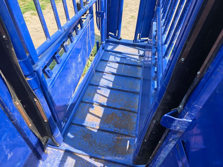 spanier-welding-deluxe-cattle-chute.-per-seller:-this-chute-is-approximately-5-years-old-and-is-in-g-image-21