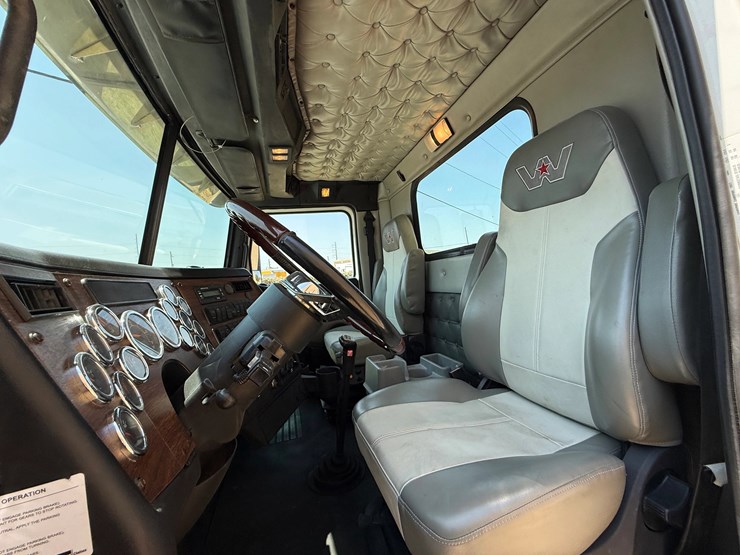 2017-western-star-4900fa-image-12