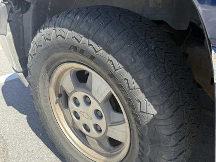2003-chevrolet-suburban-image-23