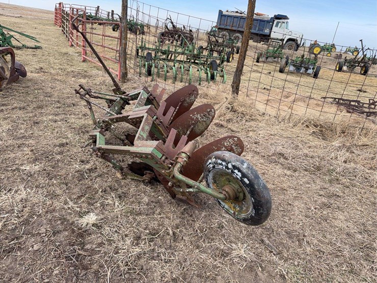 john-deere-three-bottom-three-point-plow-image-3