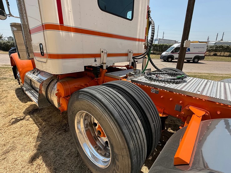 2013-peterbilt-367-image-11