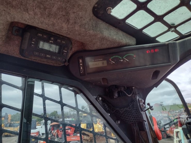 deere-323e-image-7